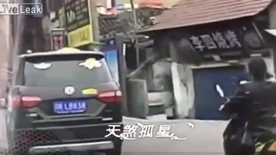 نهاية مروعة لفتاة تقود دراجة نارية (فيديو)