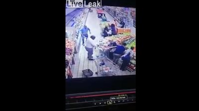 لص يخدع امرأة ويسرق محفظة نقودها داخل سوبر ماركت (فيديو)