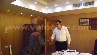 بالصور.. محافظ الفيوم يستقبل عامل نظافة بمكتبه لسماع شكواه