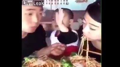 رد فعل صادم لطفل تناول والده الطعام الخاص بوالدته (فيديو)