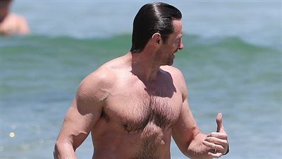 بالصور.. «جاكمان» يستعرض عضلاته بشواطئ أستراليا