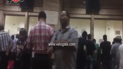 إقبال كثيف على منافذ تذاكر القطارات بمحطة مصر قبل إجازة العيد (فيديو)