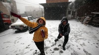 تقرير: إجلاء 10 آلاف من سكان غزة جراء العاصفة الشتوية وتساقط الثلوج