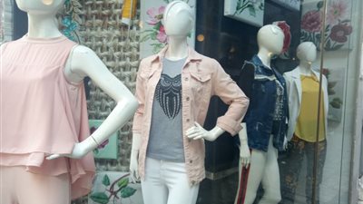 غلاء أسعار الملابس يفسد فرحة العيد.. تجار: 50 % تخفيضات والإقبال ضعيف (فيديو)