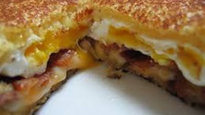 ساندويتش التوست المحمص بالبيض والأفوكادو بطريقة شريف الحطيبي