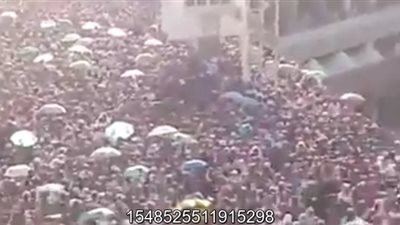 مشهد مهيب للحجاج في الطواف حول الكعبة (فيديو)