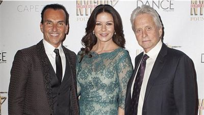 «كاثرين زيتا جونز» تجمع التبرعات بحفل راقص بصحبة زوجها