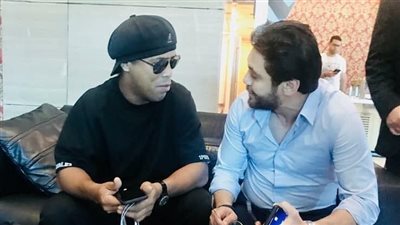 أحمد حسن يستقبل «رونالدينهو» في مطار القاهرة (صور)