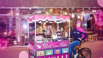 بالصور.. «هبة» بورسعيدية تتحدى قيود المجتمع بـ«عجلة بيع حلوى»