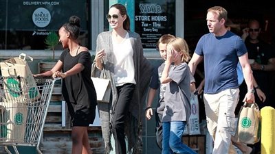 أنجلينا جولي تتجاهل كلام براد بيت وتتسوق بسعادة مع أطفالها (صور)