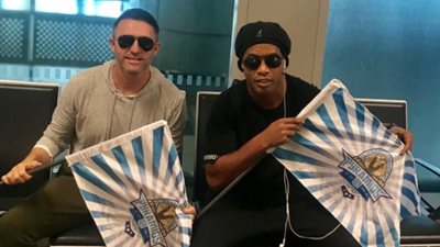 «رونالدينيو وكين» يرفعان علم بيراميدز في مطار القاهرة