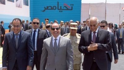 السيسي في بني سويف خلال ساعات.. يتفقد عددا من المشروعات القومية.. ويفتتح مجمعا صناعيا ضخما يوفر ١٨٠٠ فرصة عمل مباشرة.. وأكبر مصانع الأسمنت بالعالم بطاقة 13 مليون طن سنويا