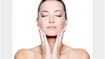 استشاري تجميل يصف الحل الأمثل لتنظيف البشرة