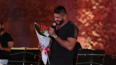 خالد سليم يتسلم بوكيه ورد من معجبيه في محكي القلعة (فيديو وصور)