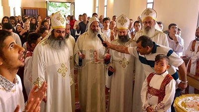 الأنبا كيرلس يشارك في صلاة القداس بكنيسة بيت الخلوة (صور)