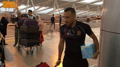 بعثة النادي الأهلي تغادر مطار القاهرة متجهة إلى تونس