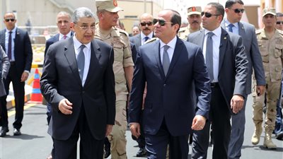 السيسي في بني سويف.. يتفقد عددا من المشروعات القومية.. يفتتح مجمعا صناعيا ضخما يوفر ١٨٠٠ فرصة عمل مباشرة.. ويشهد تدشين أكبر مصنع أسمنت في العالم بطاقة 13 مليون طن سنويا