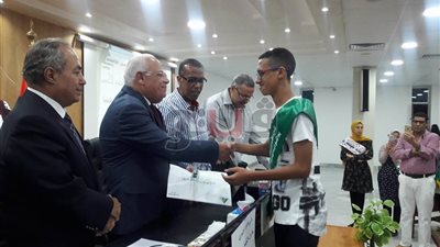 بالصور.. محافظ بورسعيد يكرم أبناء المهندسين في يوم التفوق