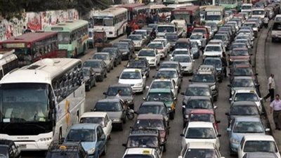 انقلاب سيارة رمال أعلى «دائري المريوطية» وتوقف حركة المرور