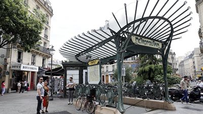 متشدد يطعن جنديا فرنسيا بمحيط المترو في باريس