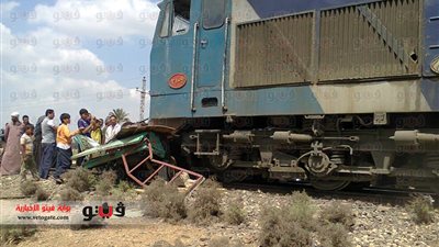 بالصور..أهالى أبوسلاية يقطعون السكة الحديد بعد مصرع أسرة كاملة بقطار حربى