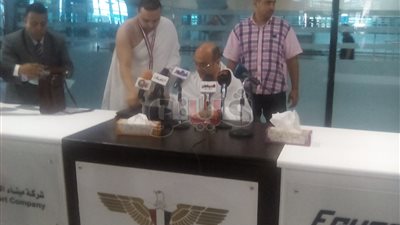 رئيس بعثة الحج يصل مطار القاهرة بلبس الإحرام