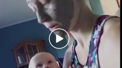 بالفيديو.. رد فعل رضيع شاهد أمه تضع «ماسك» على وجهها