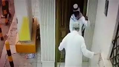 بالفيديو.. لصوص يسرقون مسنا لحظة دخوله المسجد بطريقة ماكرة