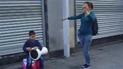 بالفيديو.. رد فعل فتاة حسناء رأت طفلا يعزف على الطبل بالشارع