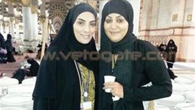 حورية فرغلي ووفاء عامر بالحجاب في المسجد النبوي