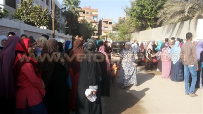 بالصور.. أولياء الأمور ينتظرون أبناءهم أمام مدرسة «الخلفاء الراشدين» بحلوان
