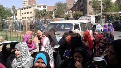 تزاحم أولياء الأمور أمام مدرسة «السيدة خديجة» بالمطرية لاستلام الكتب