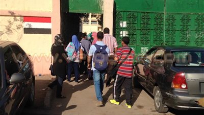 بالصور.. انتظار أولياء الأمور أمام مدرسة عباس العقاد بمدينة نصر