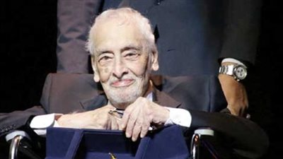 جميل راتب يعود من فرنسا بعد رحلة علاجية للاطمئنان على صحته