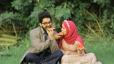 بالصور.. جلسة تصوير طريفة لشاب منوفي وشقيقته في إحدى الحدائق