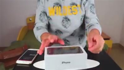 بالفيديو.. رد فعل صبي سقط آيفون 7 جديد من يده