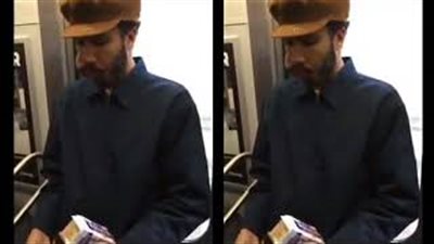 رجل يفاجئ ركاب مترو بتناول قضمة ضخمة من الزبدة لسد جوعه (فيديو)
