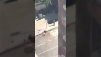 لحظة انتحار فتاة من فوق بناية شاهقة (فيديو)