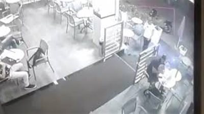 لحظة خطف لص حقيبة رجل داخل مقهى (فيديو)