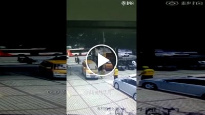 سائق يكشف خدعة طفل للحصول على النقود منه (فيديو)