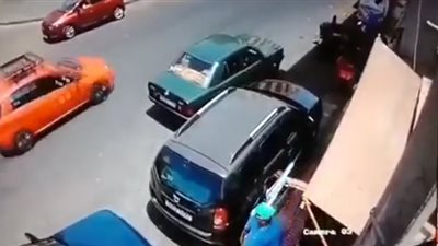 لحظة مصرع طفلة في حادث دهس أثناء شرائها اللبن (فيديو)