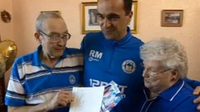 مدرب ويجان يهدى زوجين تذكرتى نهائى الكأس بمناسبة عيد زواجهما