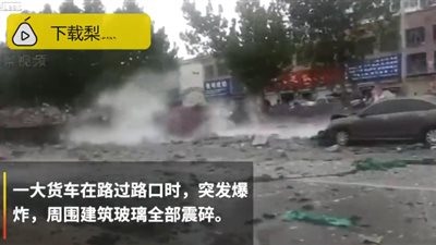 لحظة انفجار شاحنة وسط الطريق (فيديو)