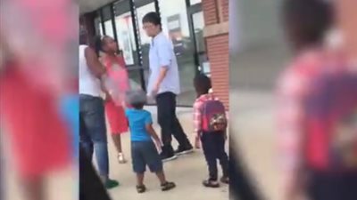 صاحب متجر يعتدي على أم سرق طفلها سلسلة مفاتيح (فيديو)