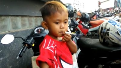 مدمن تدخين عمره عامين يدخن 40 سيجارة يوميًّا (صور)