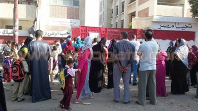بالصور.. تجمع أولياء أمور أمام مدرسة بدمنهور تسبب في اندلاع مشاجرات
