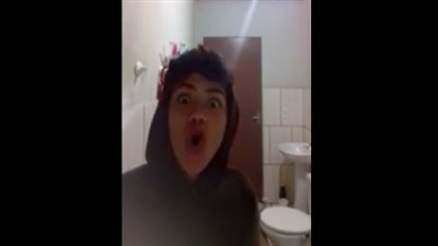 بالفيديو.. فأر يلقن شابا وقطة درسا قاسيا