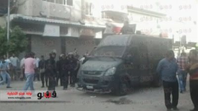 المتظاهرون يقطعون الطرق العام أمام مقر الإخوان بالشرقية