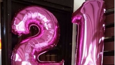 رجل يفاجئ زوجته الحامل بحفل ضخم في عيد ميلادها (صور)