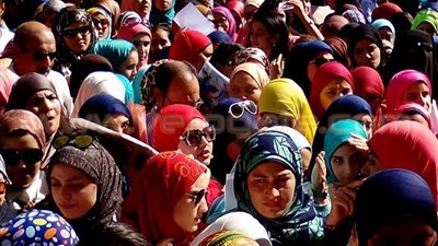 بالصور.. طلاب «حلوان» يواجهون ارتفاع حرارة الشمس بـ 6 طرق